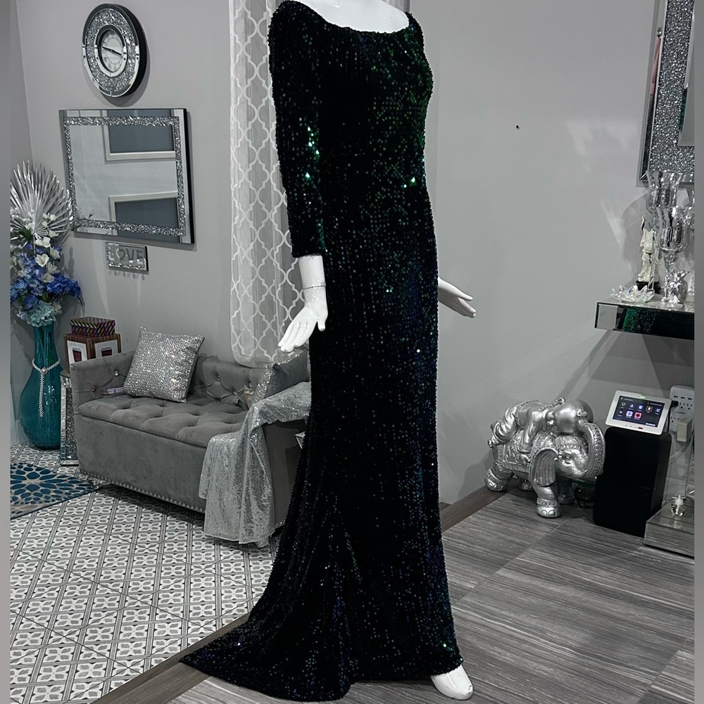 NWOT 🟢 Emerald Deep Green Sequin Evening Gown with long train